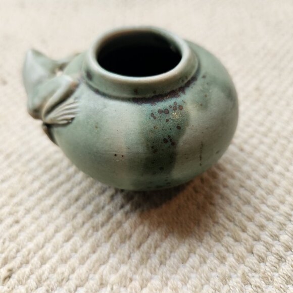 Carved Frog Matte Celadon Moss Green Glazed Studio Art Pottery Cabinet Vase - Picture 7 of 7